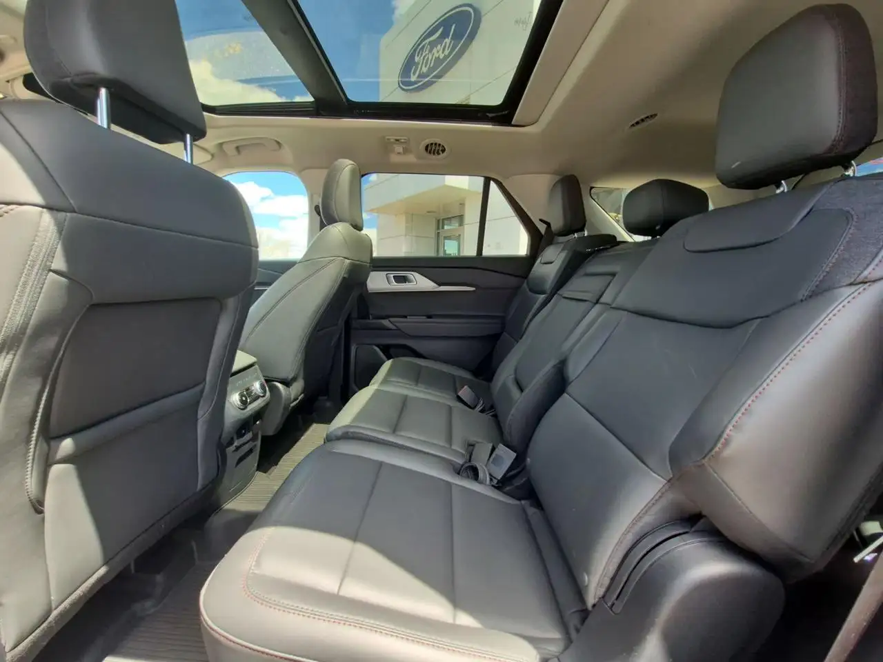 Ford Explorer снимка Ford Explorer