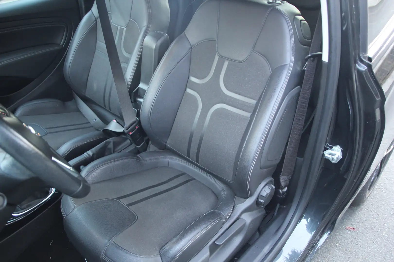 Opel Adam 1.4 Slam, 17 Zoll, PDC, Sport & Winter Paket Negro - 2