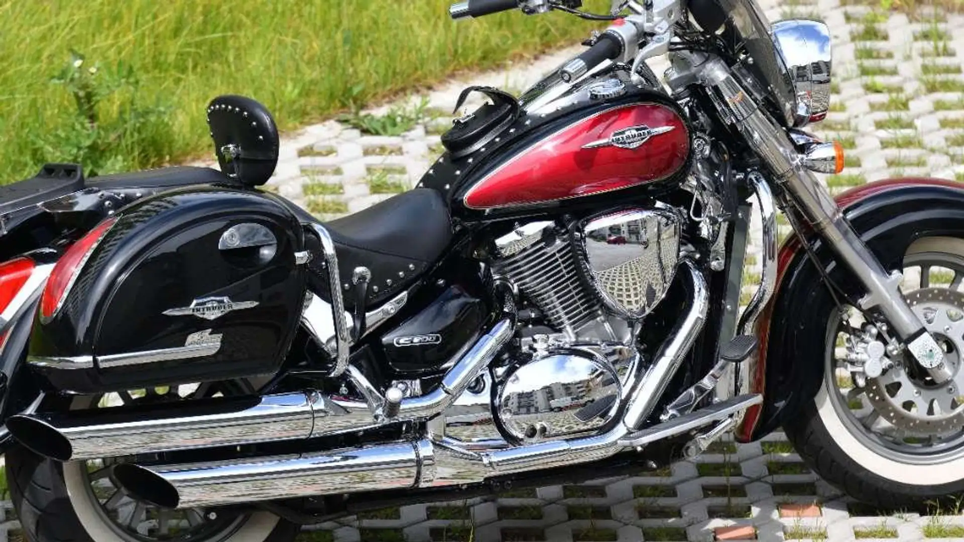 Suzuki VL 800 Noir - 1