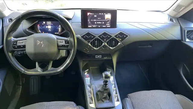 DS Automobiles DS 3 view 11