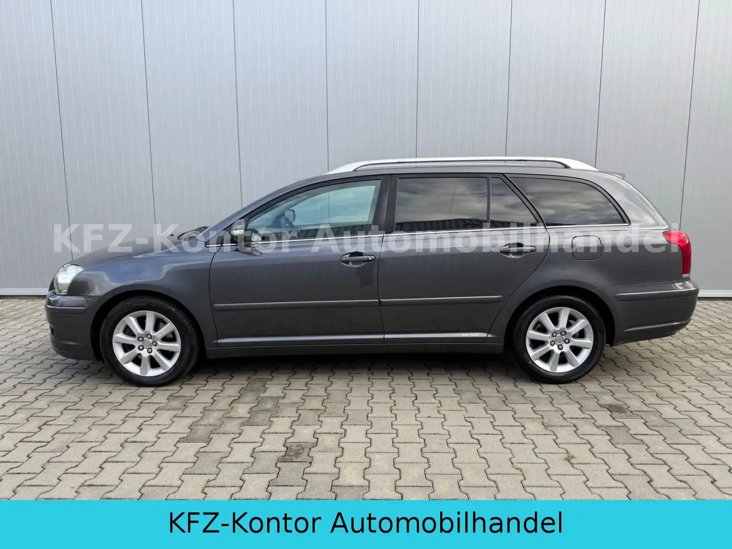 Toyota Avensis Kombi 2.0 D-4D Executive Grau - 2