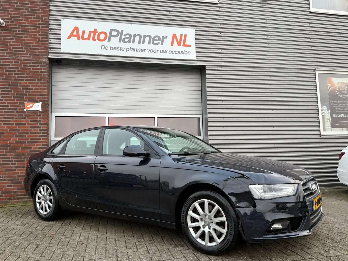 Audi A4 Limousine 1.8 TFSI Pro Line! Clima! Cruise! Navi! Blauw - 2