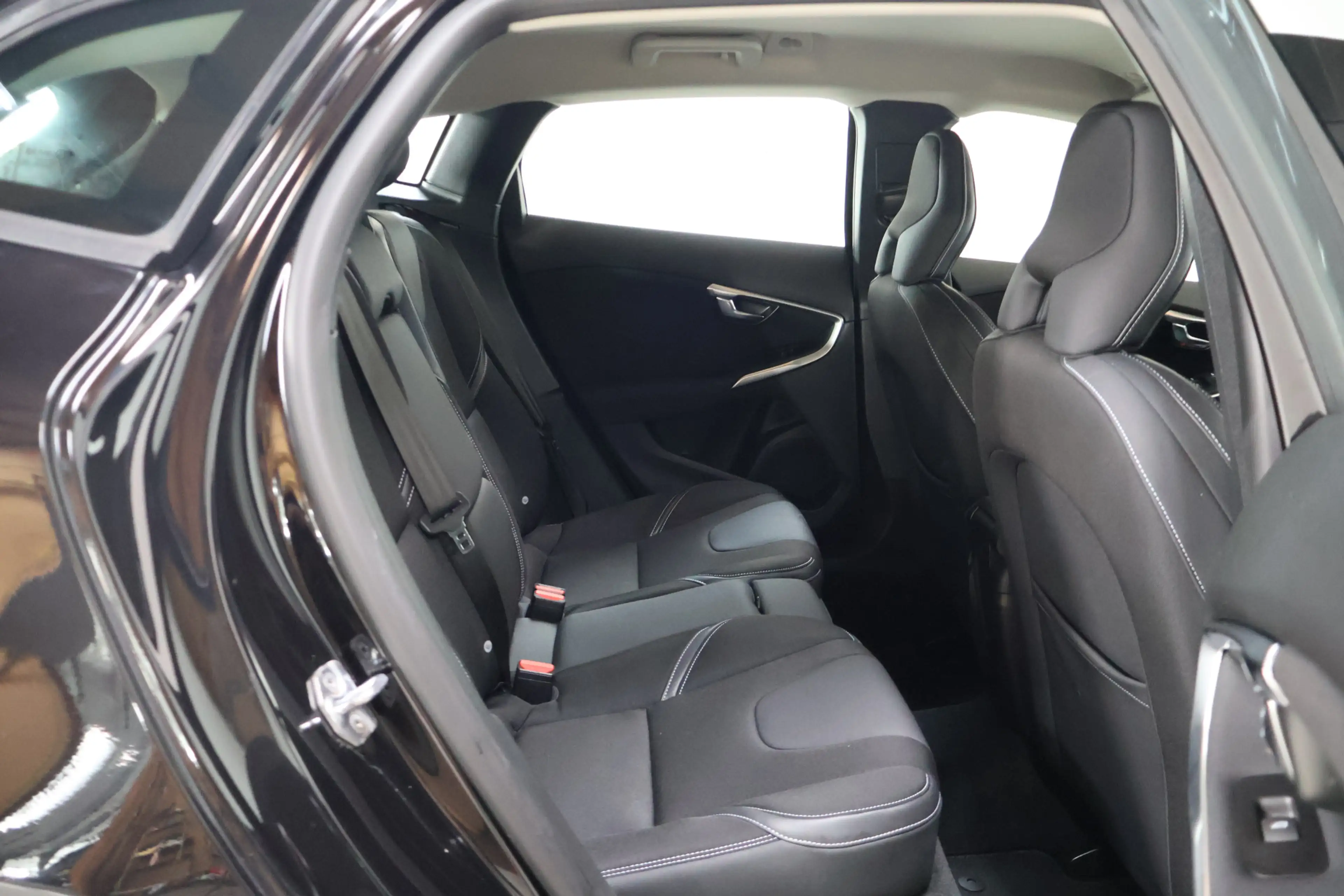 Volvo V40 2.0 D2 Kinetic | Cruisecontrole | Trekhaak | Stoel — photo 4