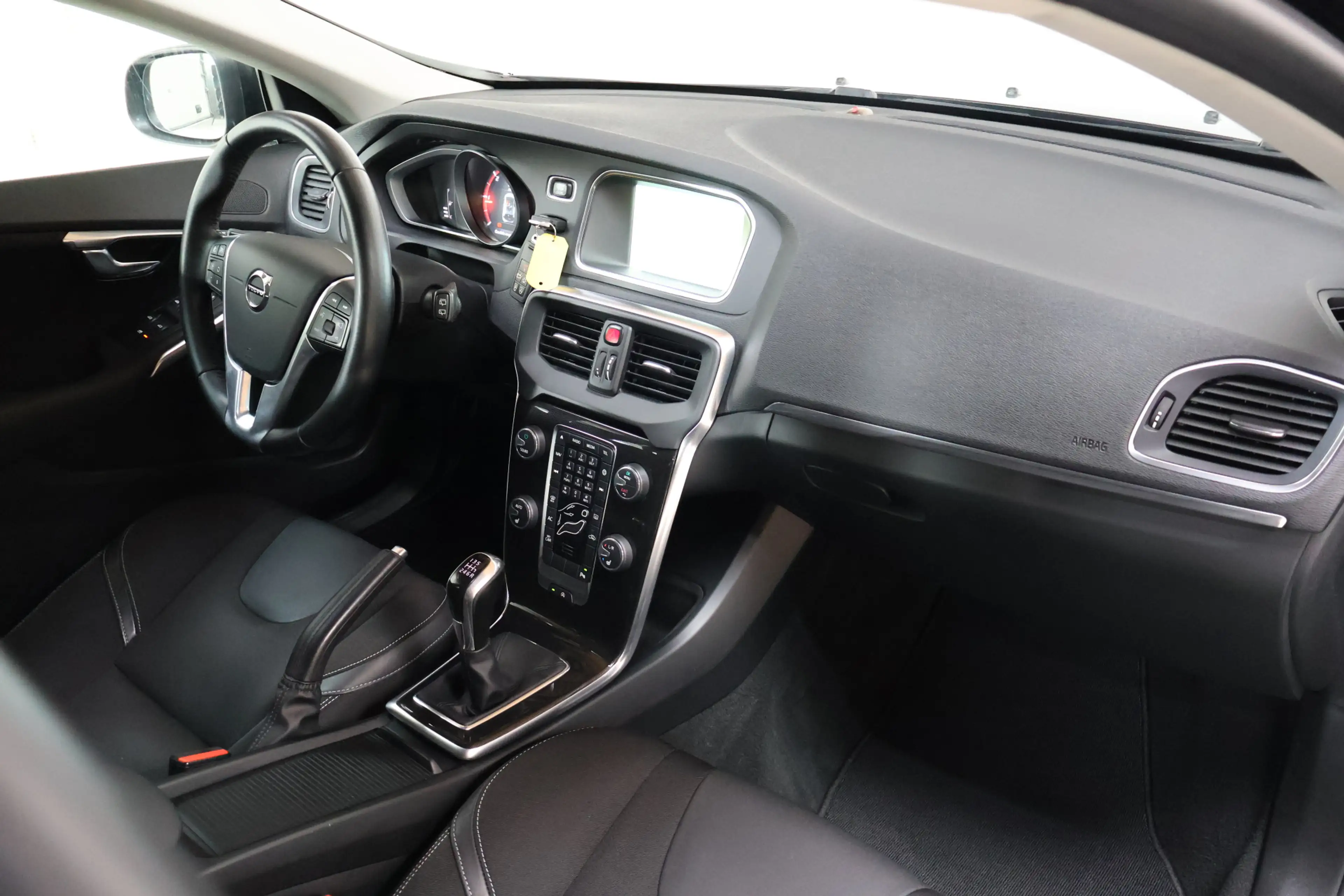 Volvo V40 2.0 D2 Kinetic | Cruisecontrole | Trekhaak | Stoel — photo 3