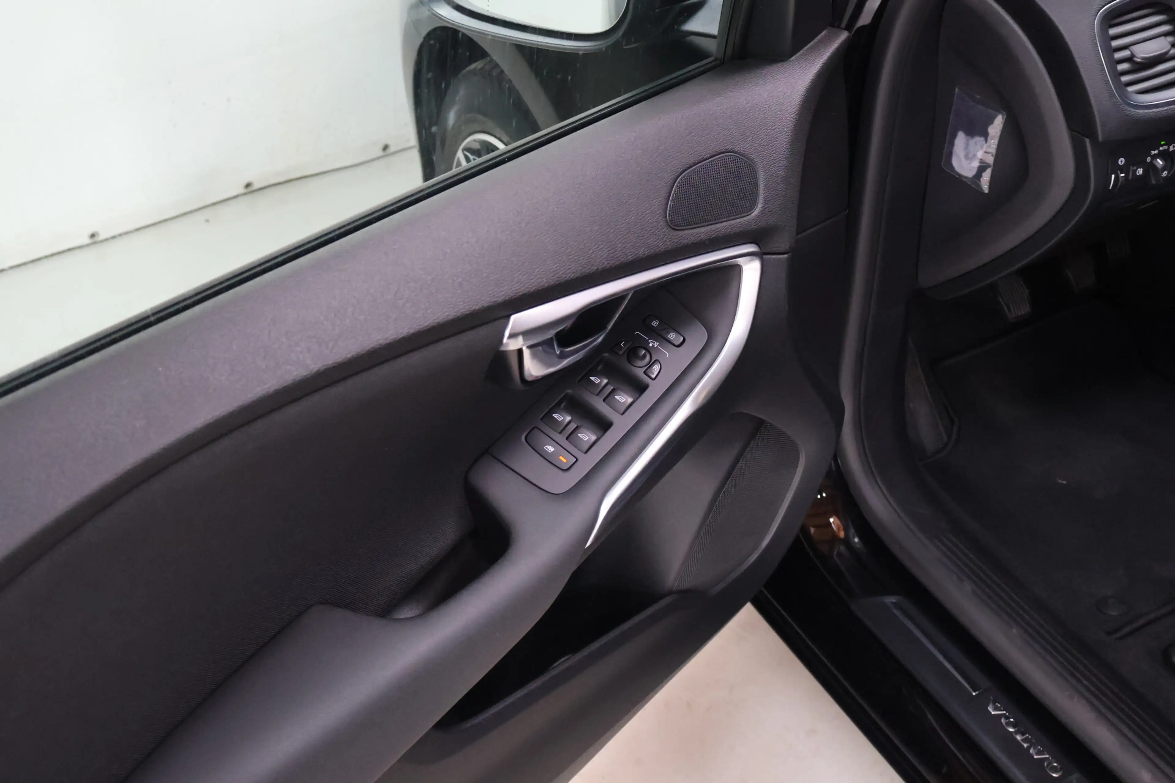 Volvo V40 2.0 D2 Kinetic | Cruisecontrole | Trekhaak | Stoel — photo 21