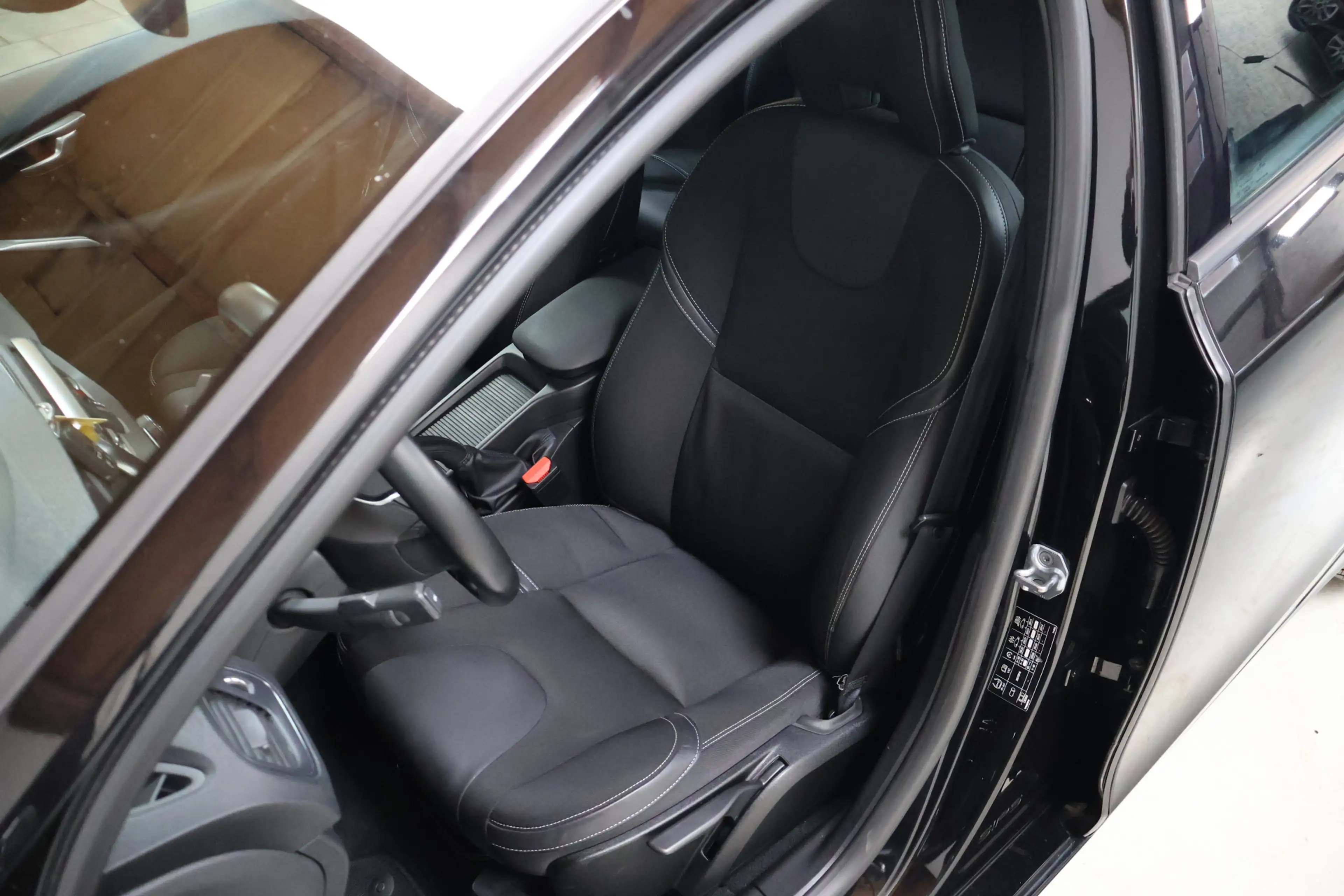 Volvo V40 2.0 D2 Kinetic | Cruisecontrole | Trekhaak | Stoel — photo 14