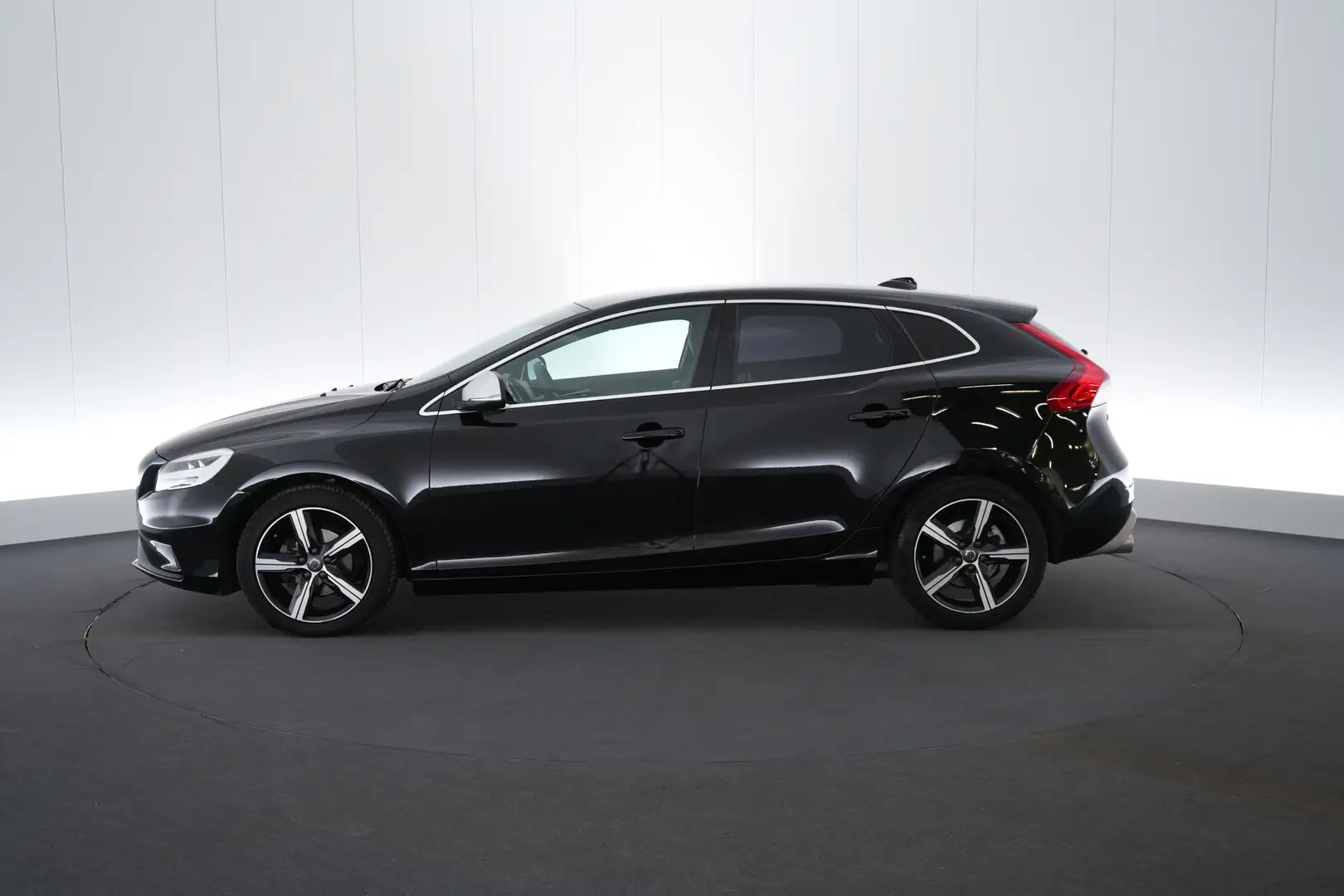 Volvo V40 2.0 D2 Sport Ed. R-Design LEDER/ALCANTARA LED GPS Schwarz - 2