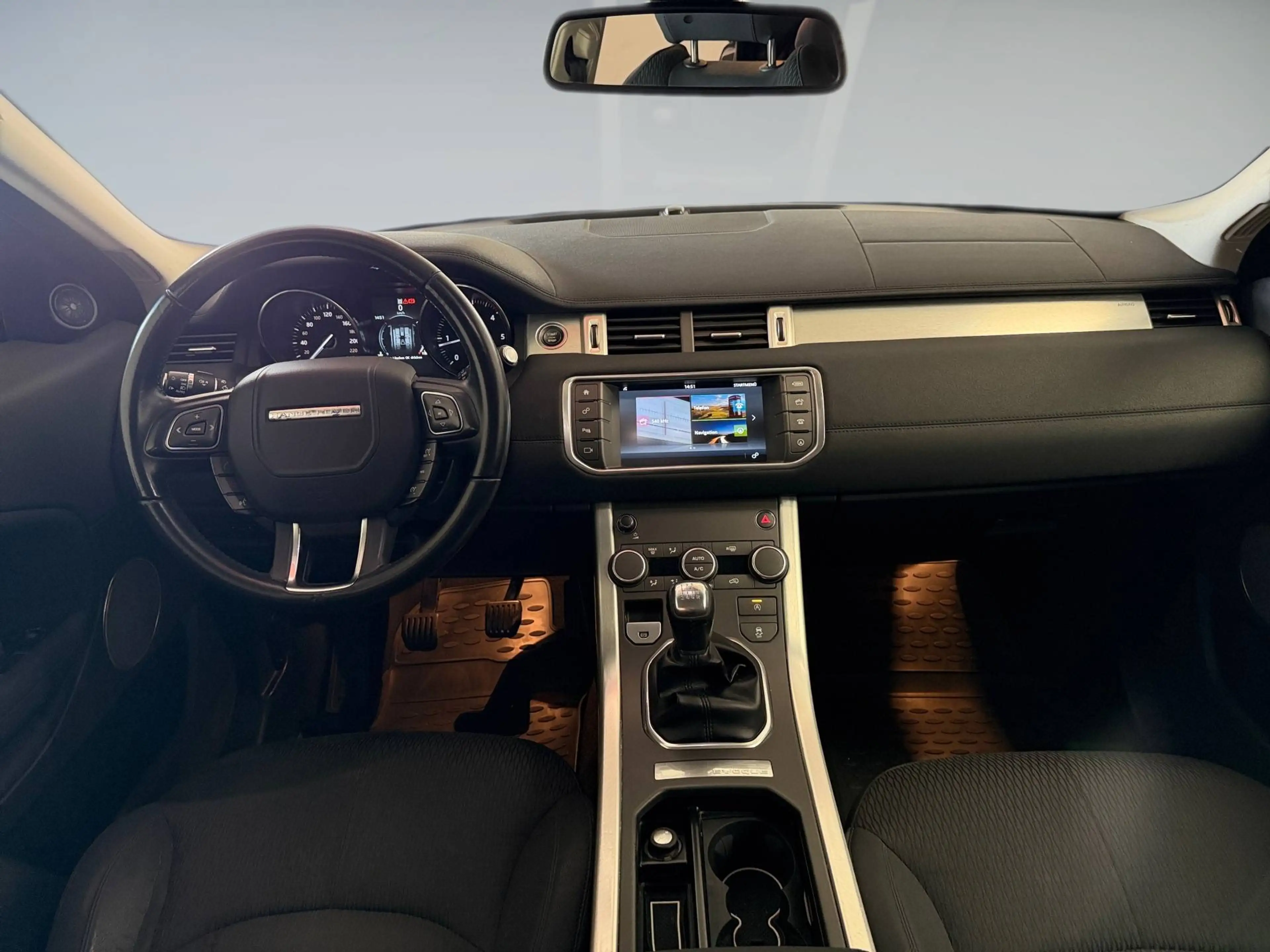 Land Rover Range Rover Evoque Pure 2.0D — photo 11