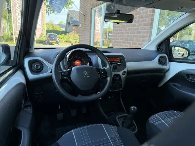Peugeot 108 view 3