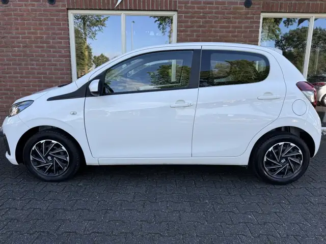 Peugeot 108 view 2