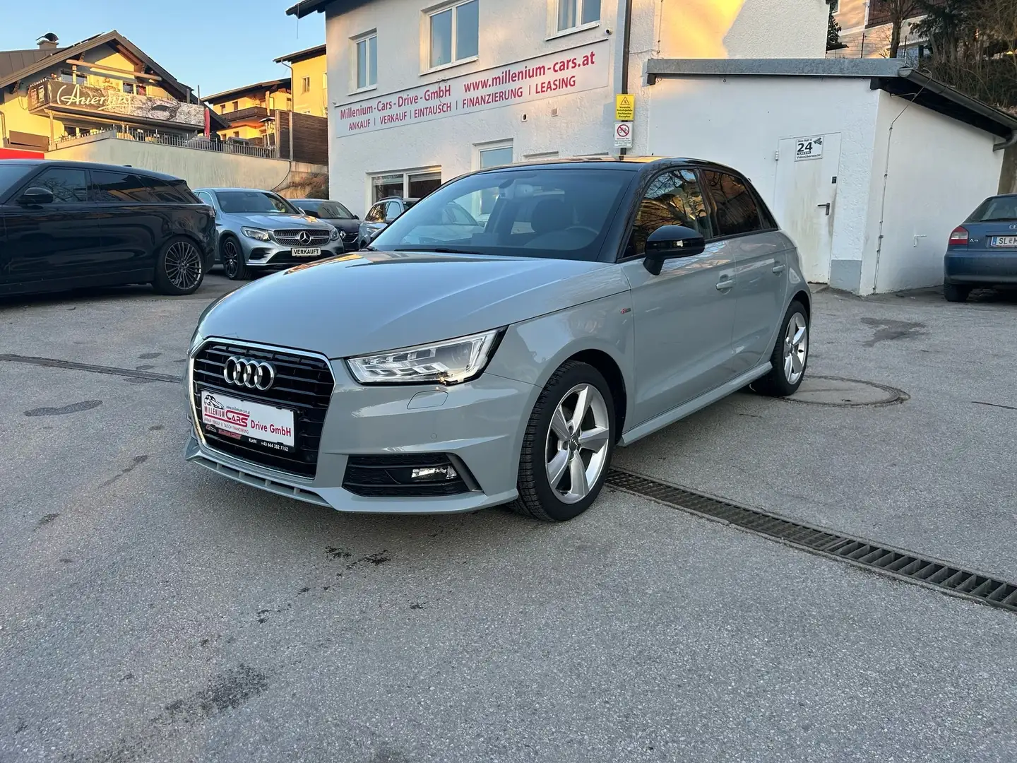Audi A1 SB1,0 TFSI intense S-tronic Finanzierung FIX6,274% Grau - 1