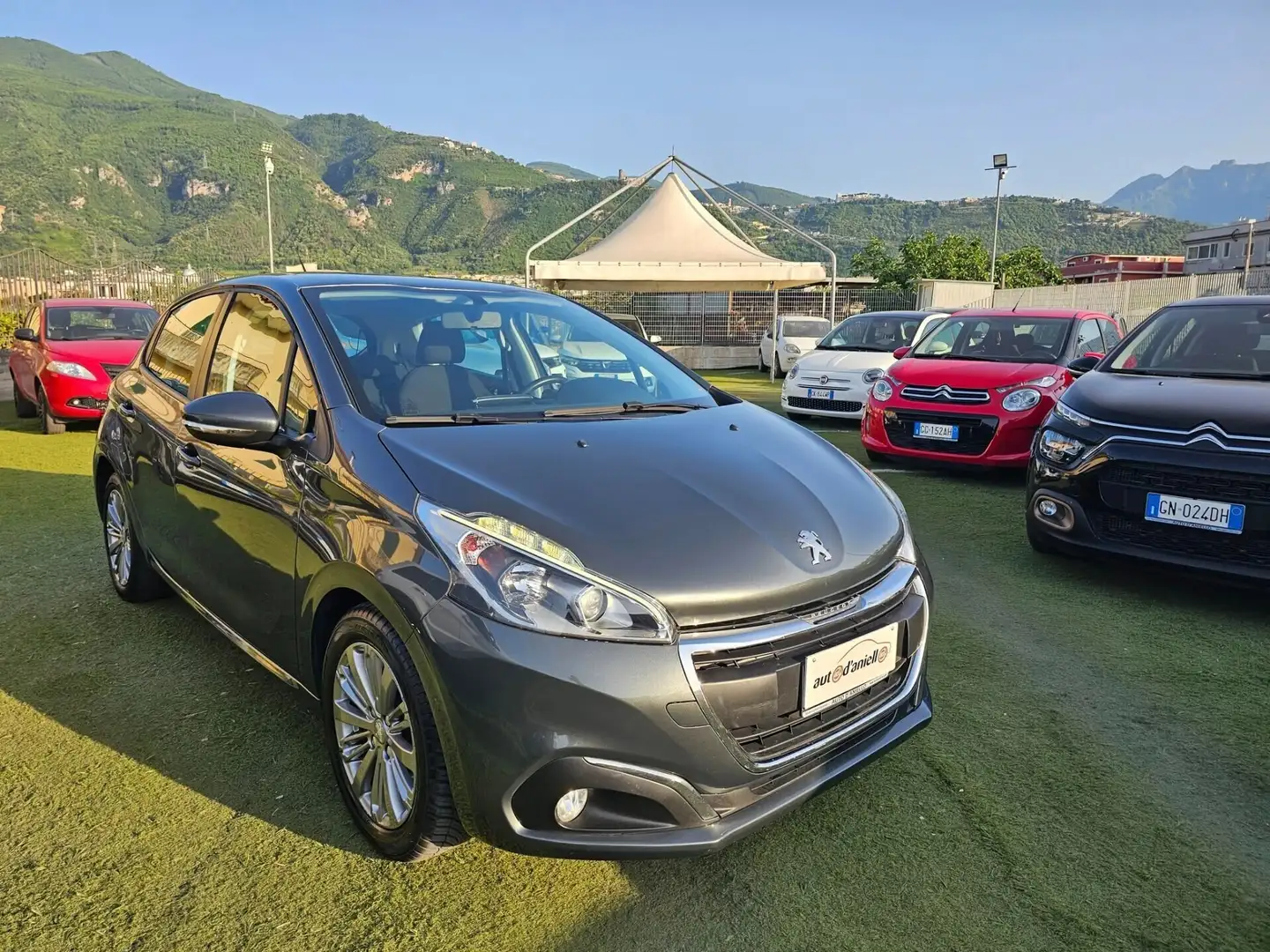Peugeot 208 PureTech 82 5p. GPL Allure Grau - 1