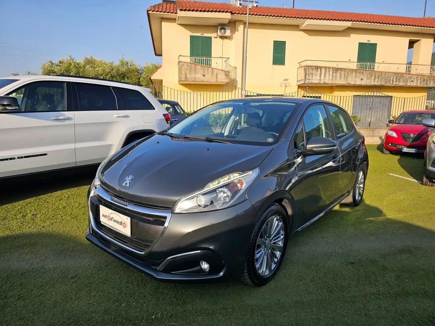 Peugeot 208 PureTech 82 5p. GPL Allure Grau - 2