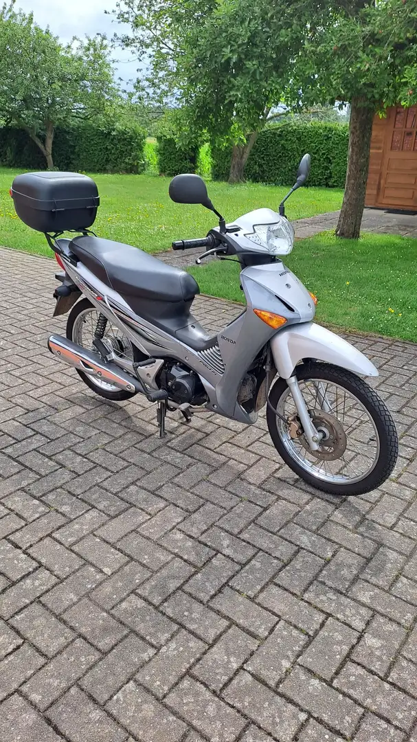 Honda Innova 125 Silber - 2