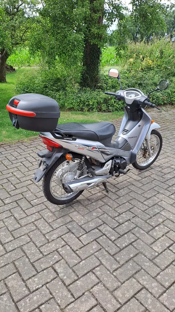 Honda Innova 125 Silber - 1