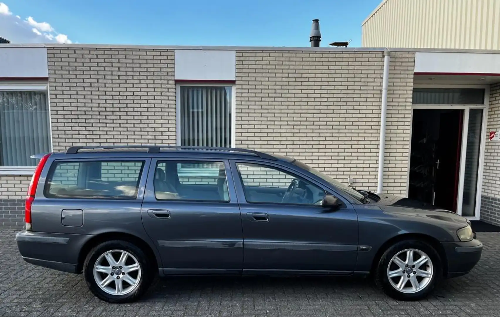 Volvo V70 2.5 T Comfort Line Nieuw APK Youngtimer Gris - 2