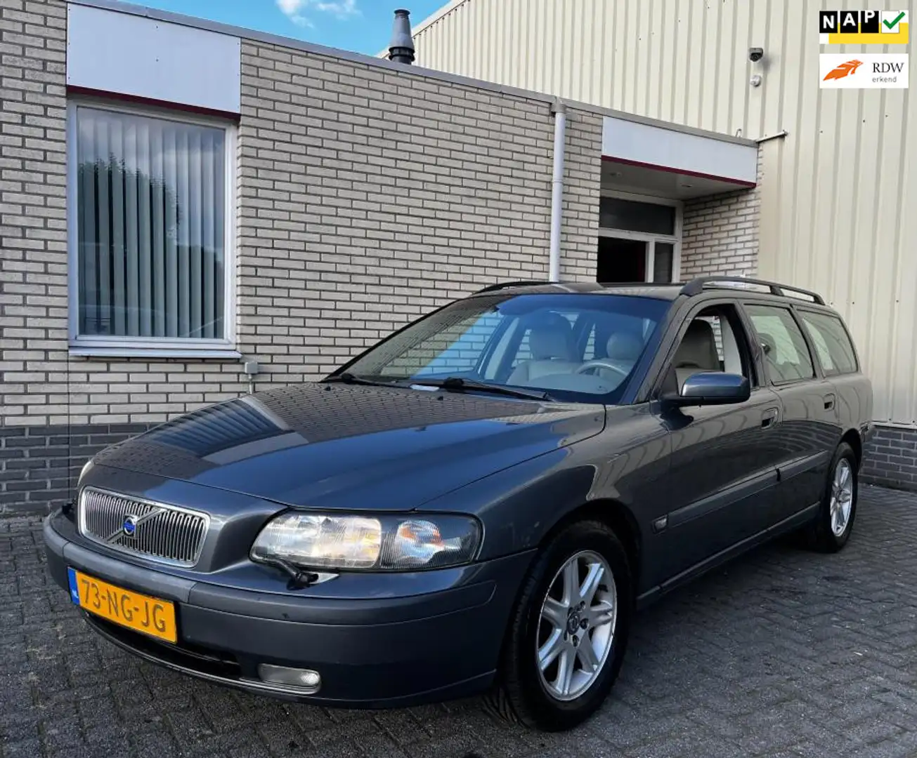 Volvo V70 2.5 T Comfort Line Nieuw APK Youngtimer Gris - 1