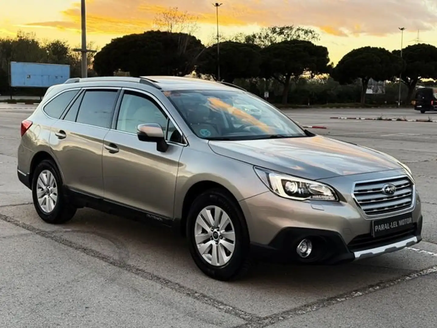 Subaru OUTBACK 2.0 D EXECUTIVE PLUS CVT con TECHO SOLAR, CUERO CO Gris - 1