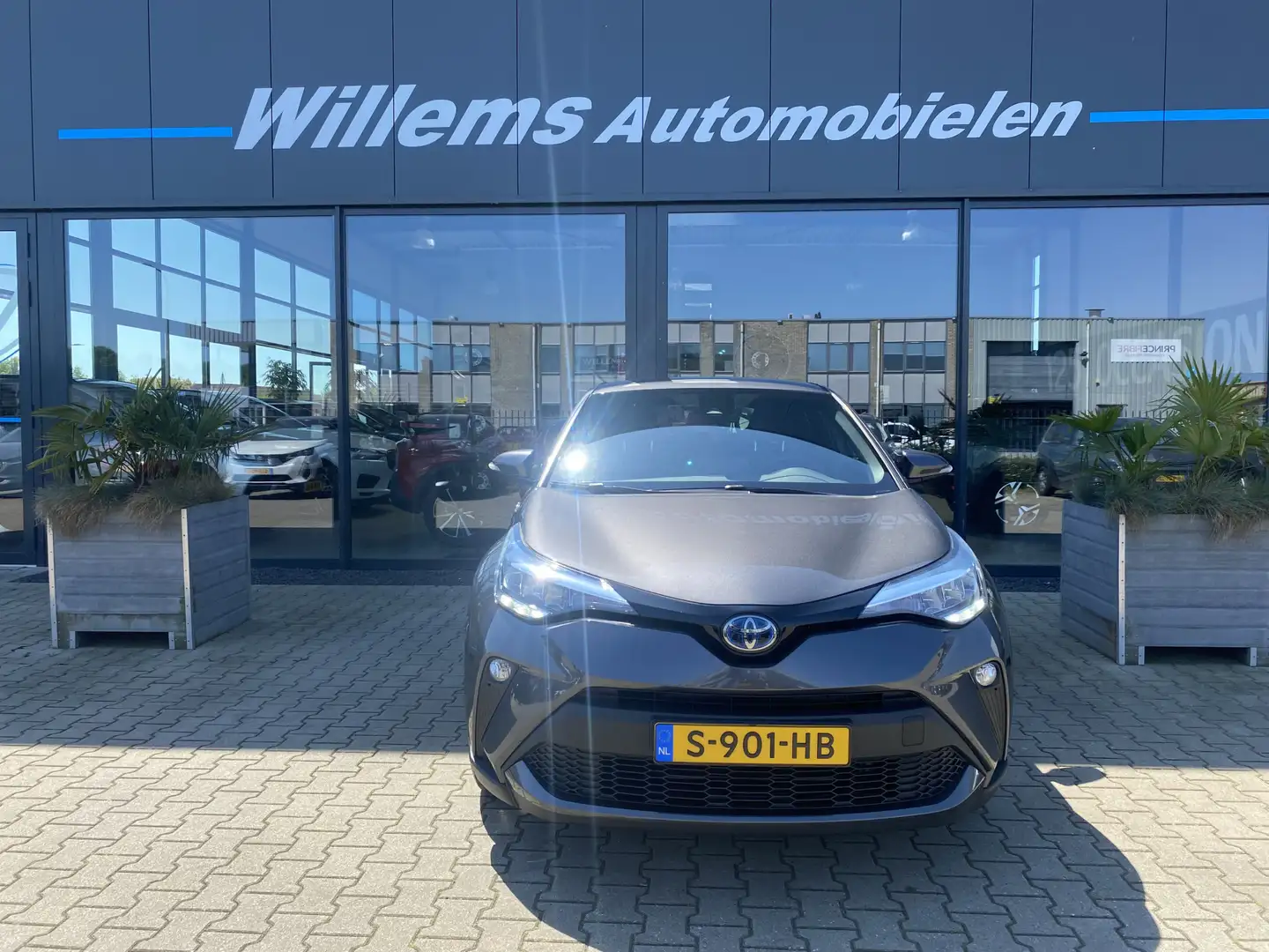 Toyota C-HR 1.8 Hybrid Active Adaptive Cruise, Camera & Climat Grijs - 2