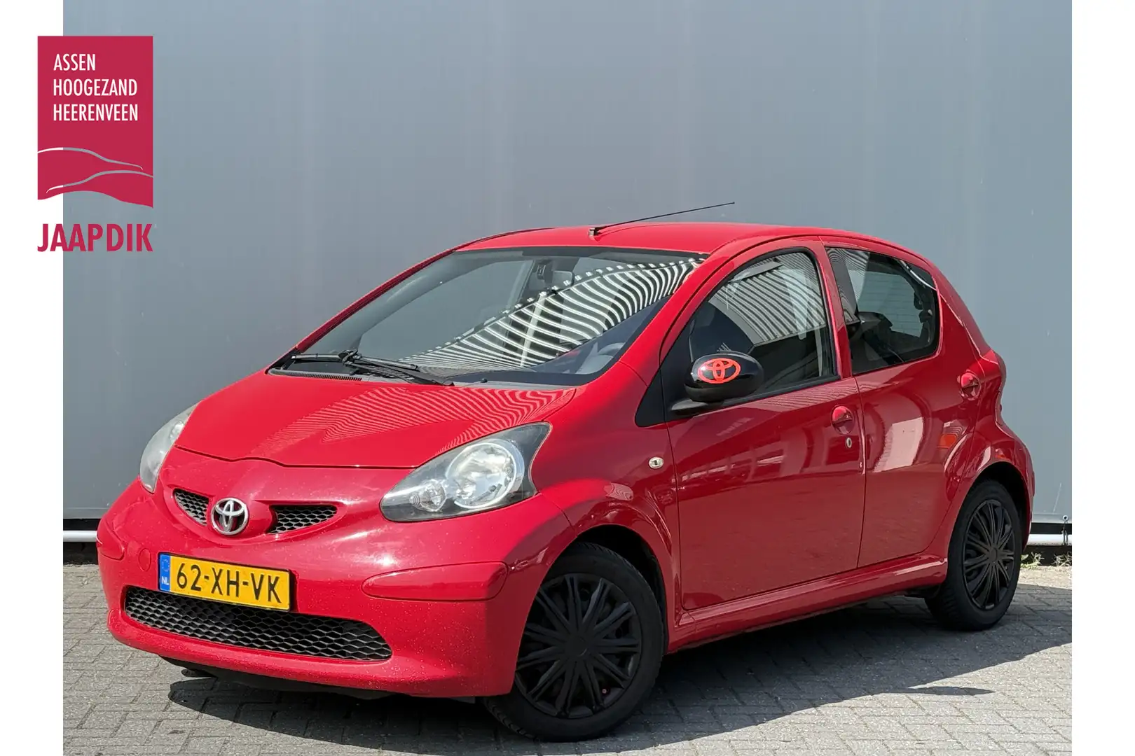 Toyota Aygo 1.0-12V + STUURBEKR. / AIRCO / CENTR. VERGR. / ELE Rood - 1