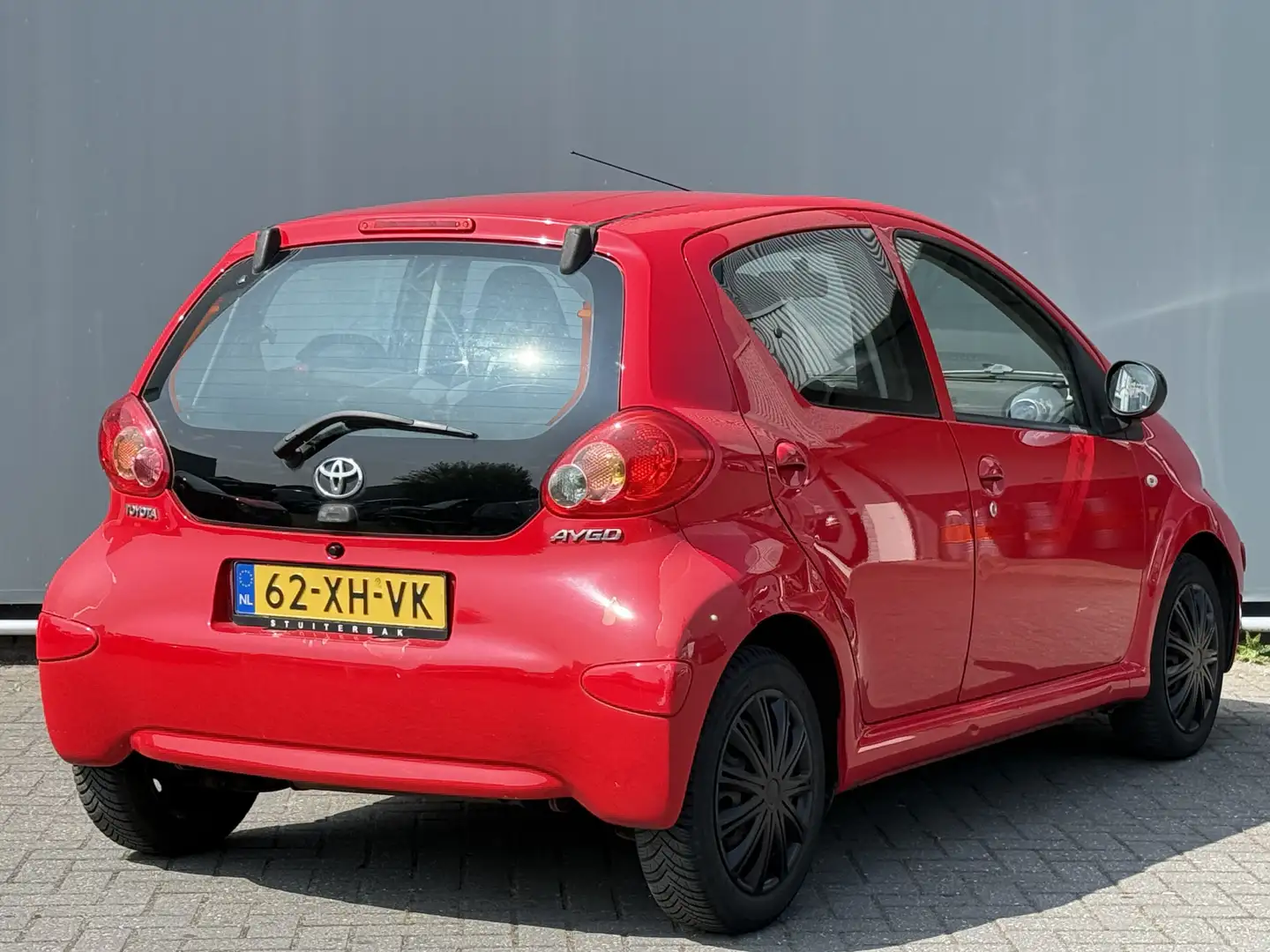Toyota Aygo 1.0-12V + STUURBEKR. / AIRCO / CENTR. VERGR. / ELE Rood - 2