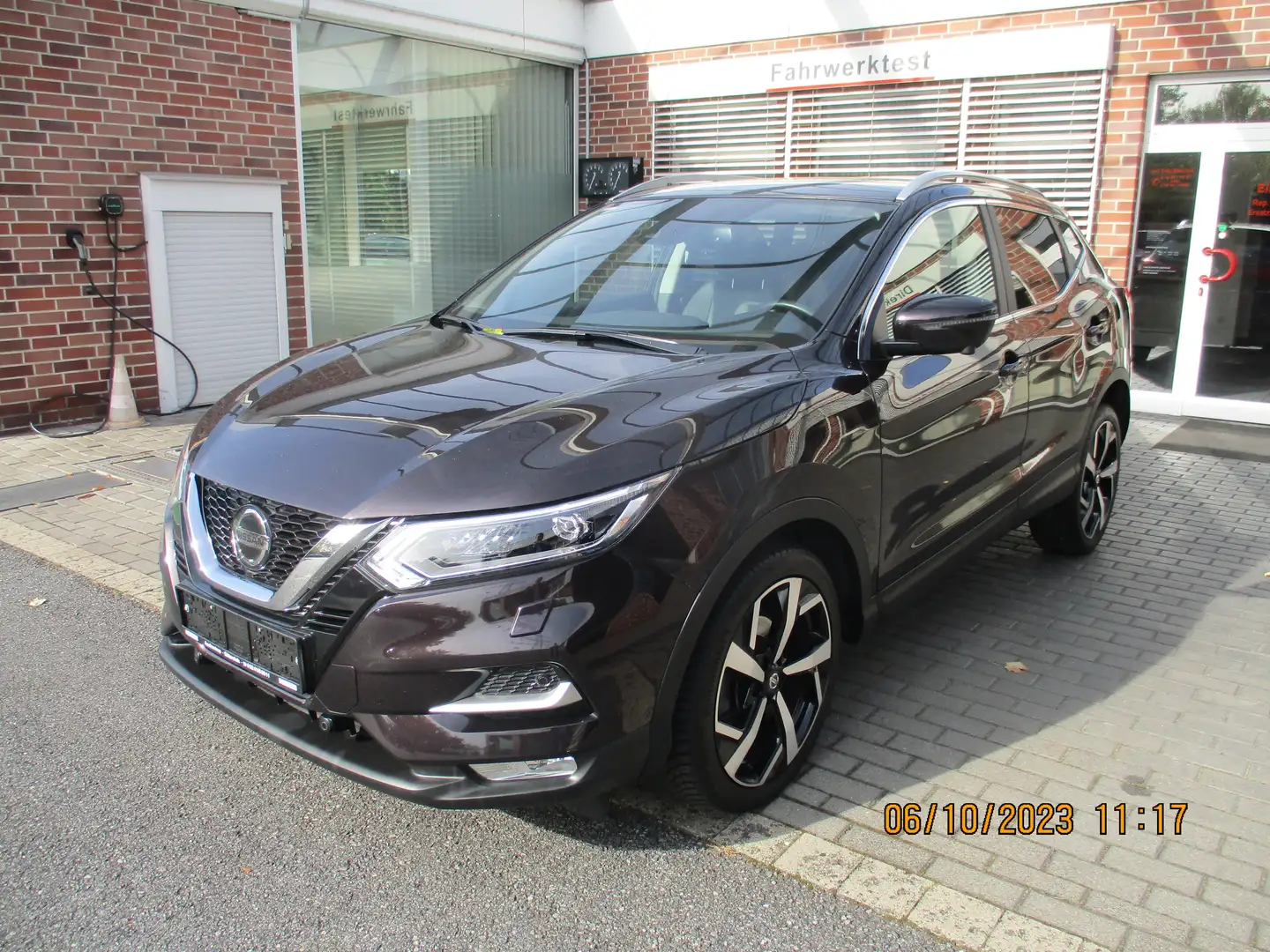 Nissan Qashqai 1.3 DIG-T DCT TEKNA Schwarz - 1