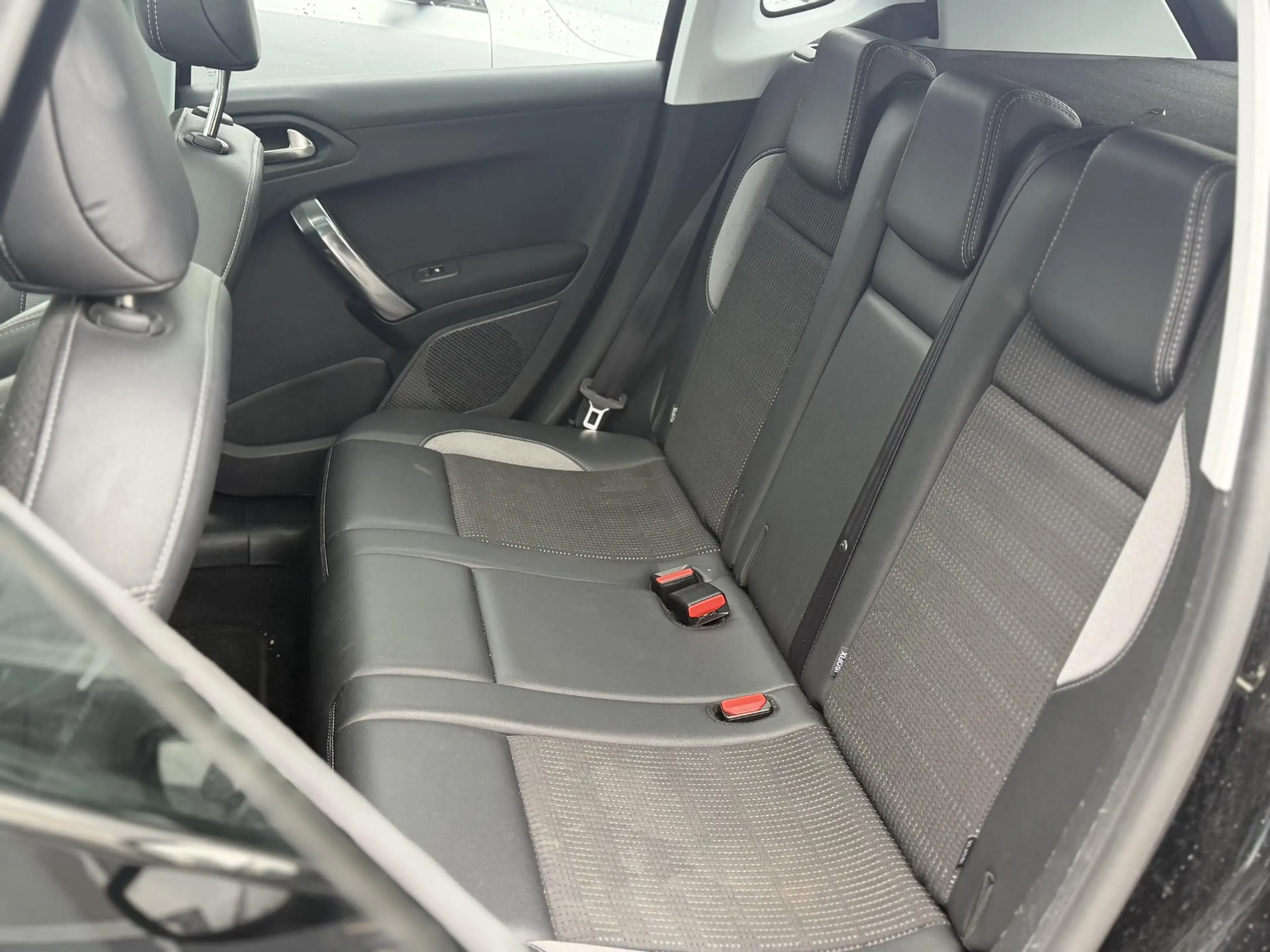 Peugeot 2008 1.2 PureTech Allure — photo 10