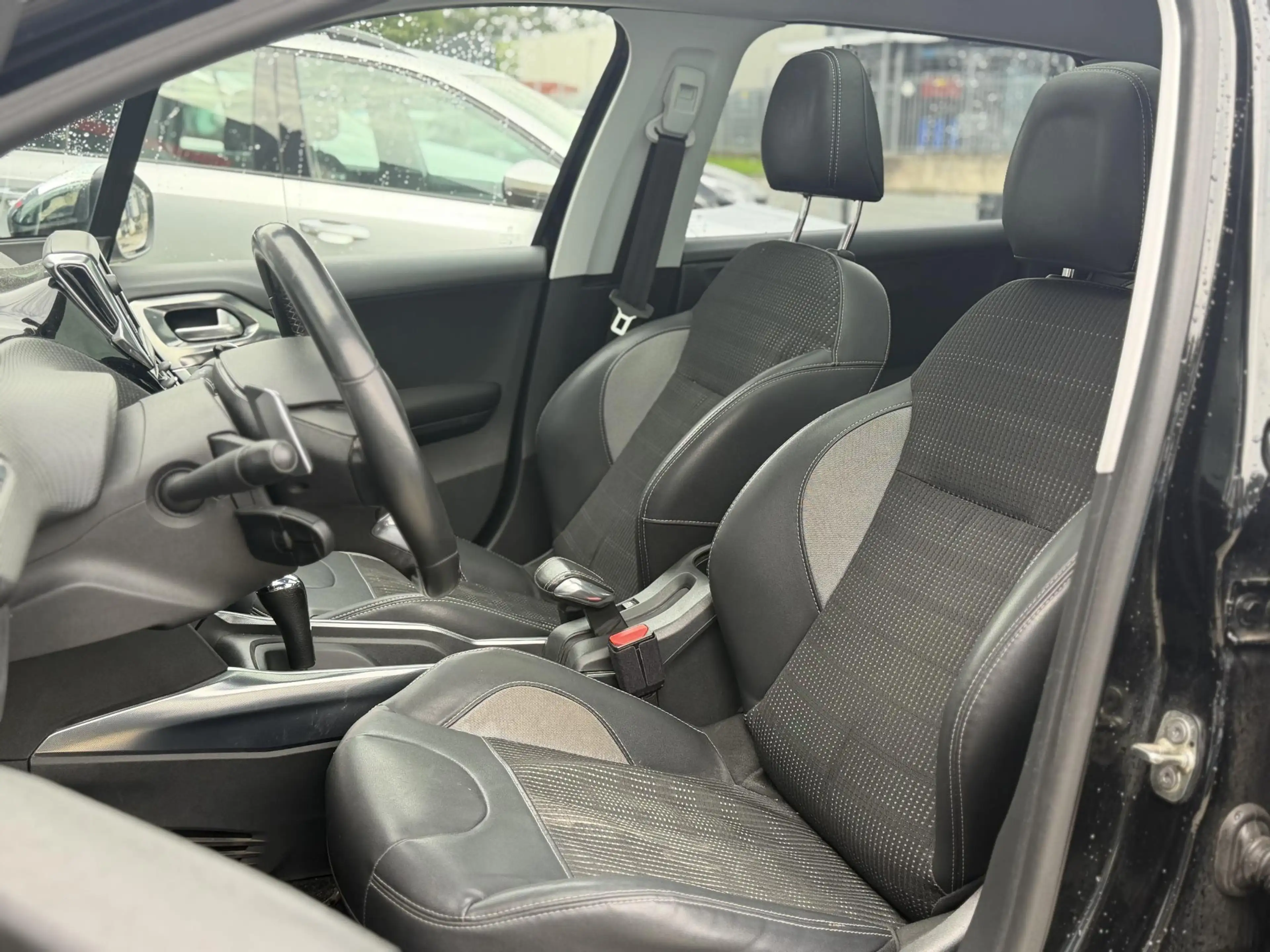 Peugeot 2008 1.2 PureTech Allure — photo 9