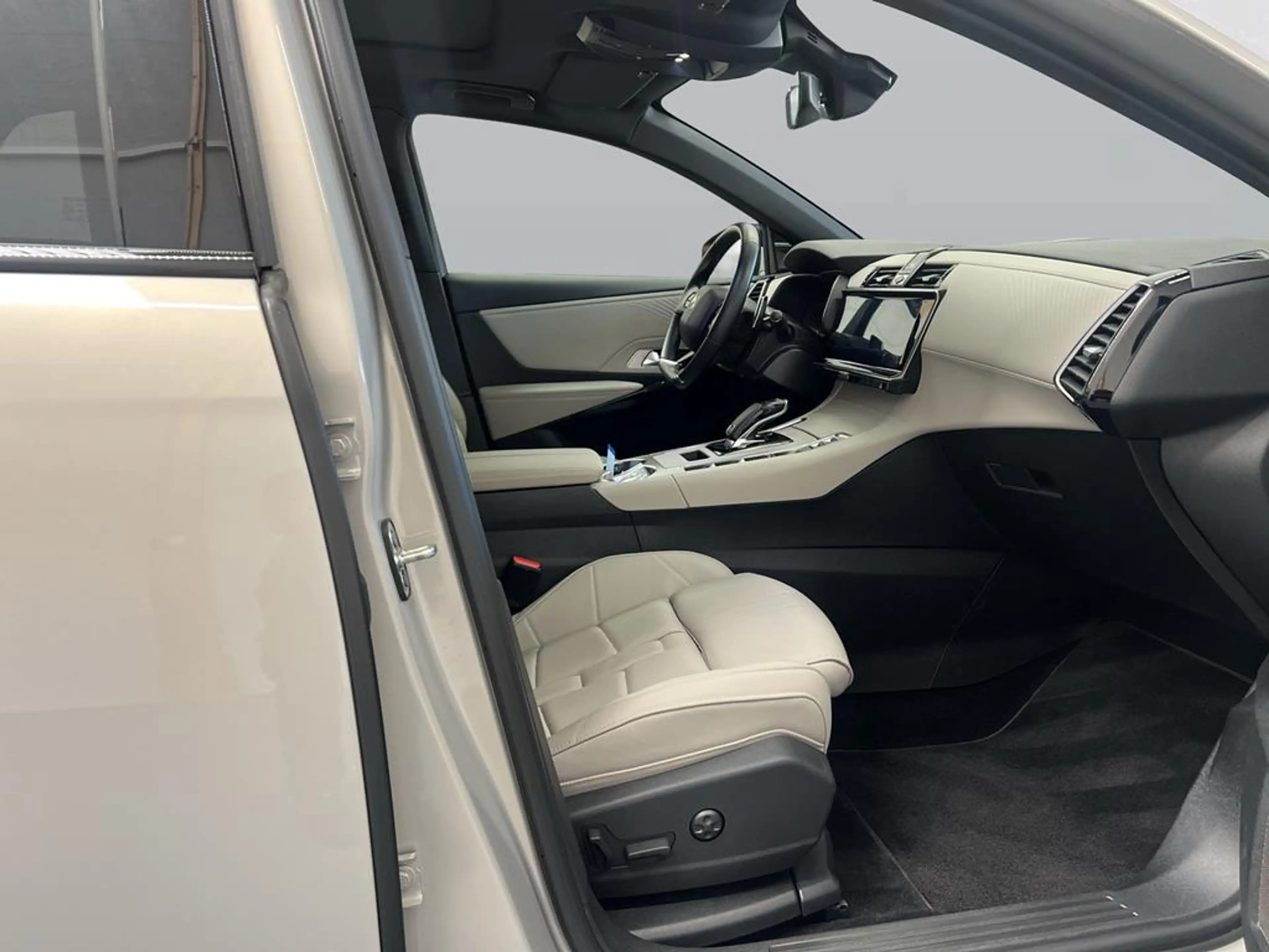 DS Automobiles DS 7 Opera Blu HDI 130 — photo 12