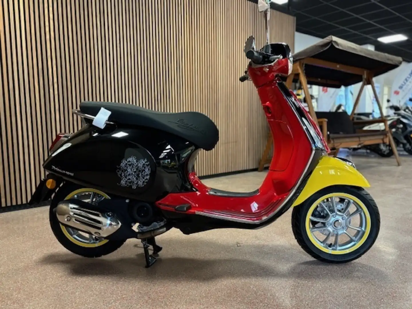 Vespa Primavera 50 E5 Disney Mickey Mouse Edition - 2