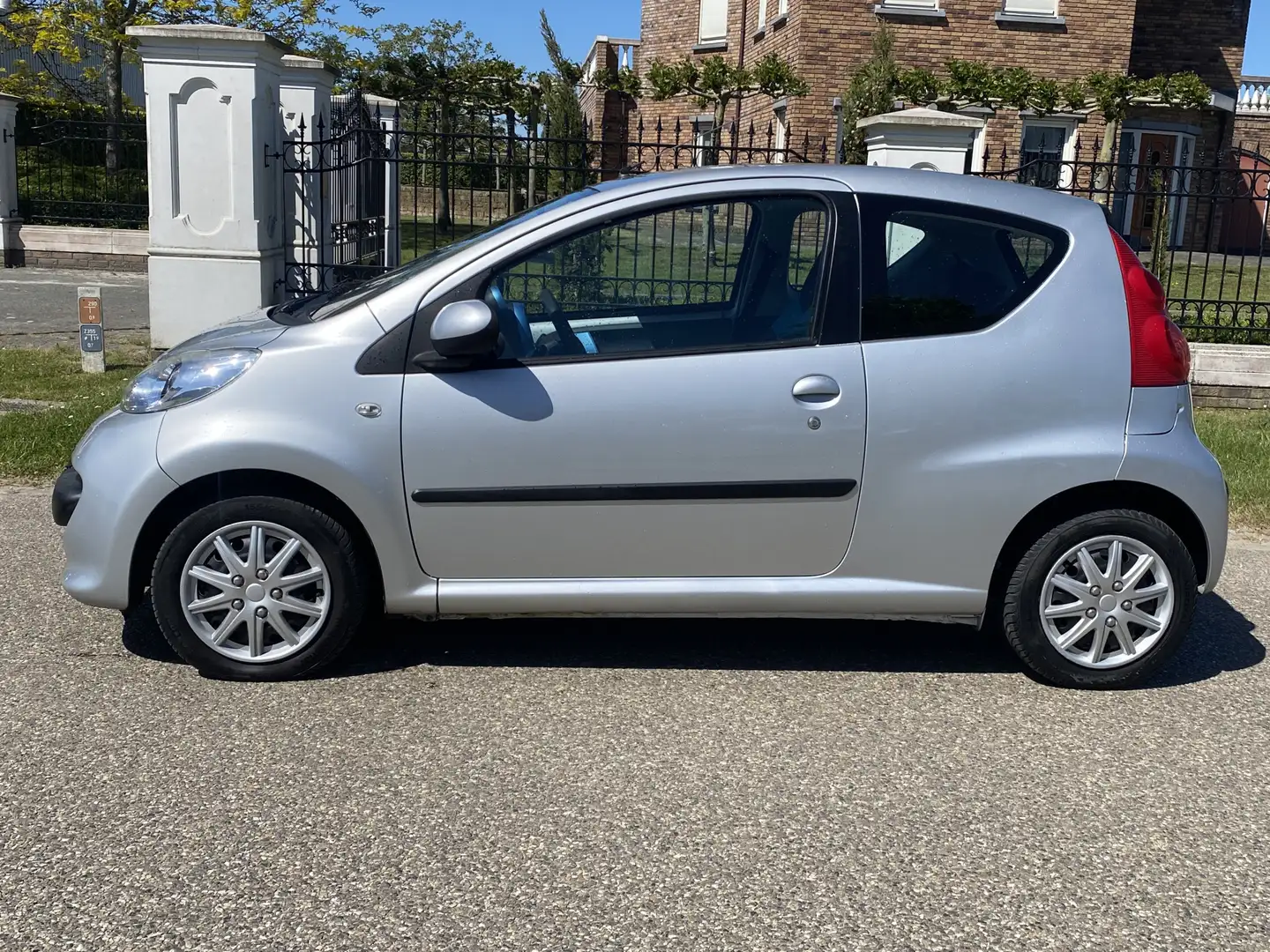 Peugeot 107 1.0-12V XR zeer nette auto weinig km Nieuwe Apk Grijs - 2
