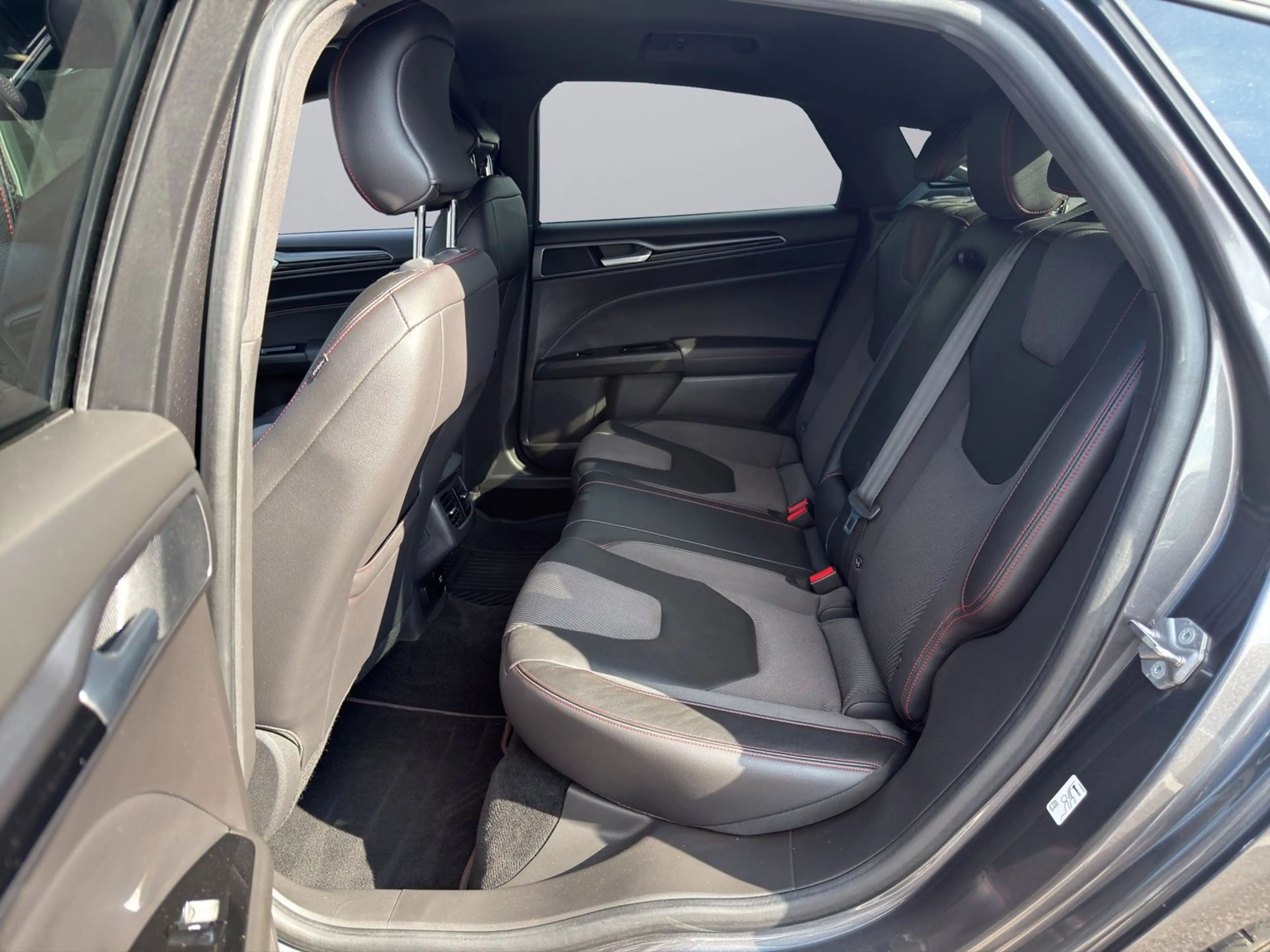 Ford Mondeo Lim. ST-Line — photo 9