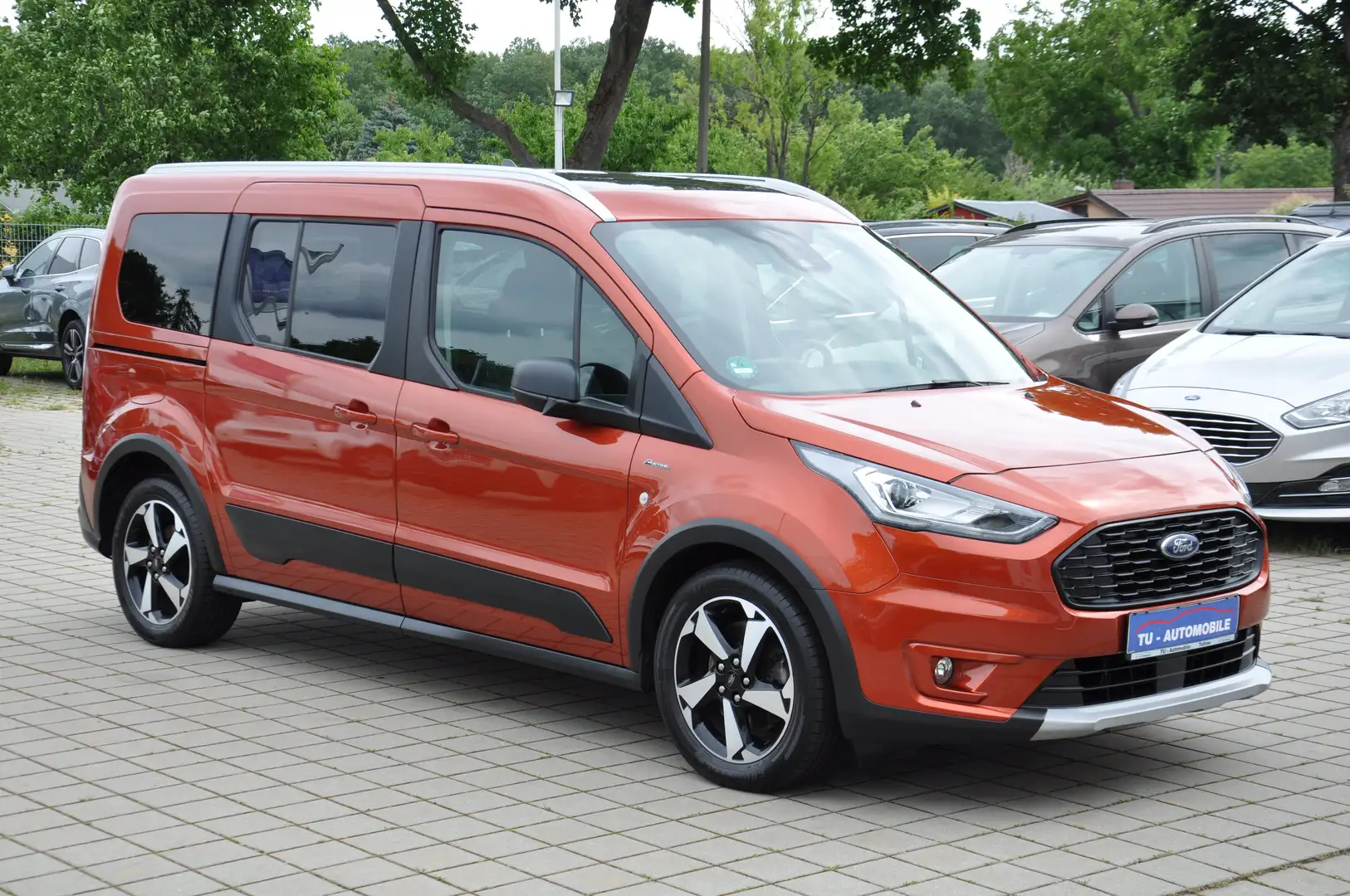 Ford Grand Tourneo Connect Active Aut. PANO-NAVI-AHK-XENON-KAM-1.HAND Orange - 1