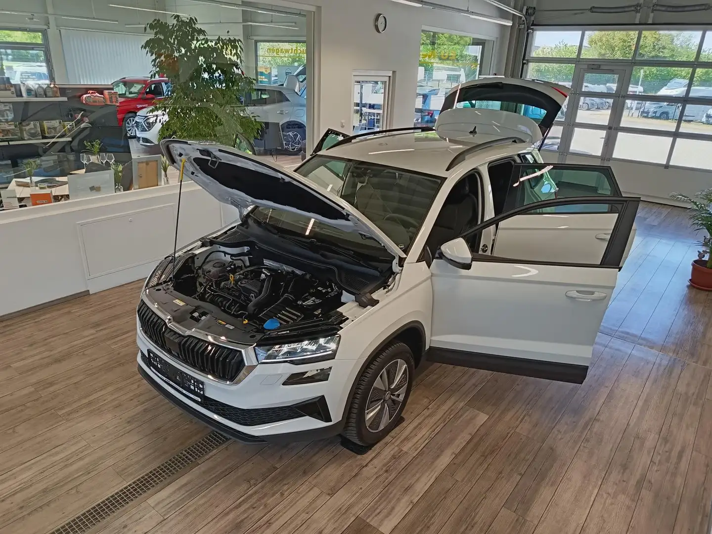 Skoda Karoq Style 1,5TSI DSG*AHK-VORBER*NAVI*LED*R-KAM Белый - 2