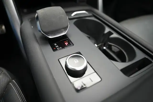 Land Rover Discovery view 24