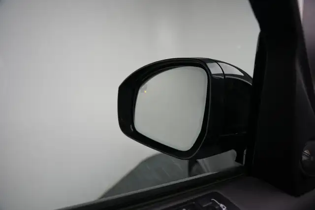 Land Rover Discovery view 11