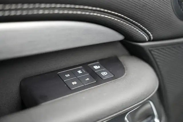 Land Rover Discovery view 14