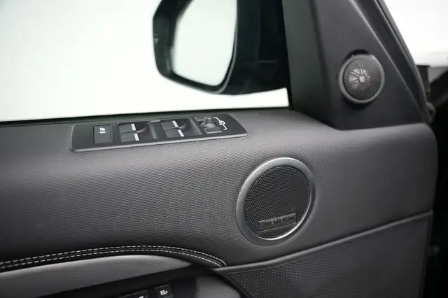Land Rover Discovery view 12