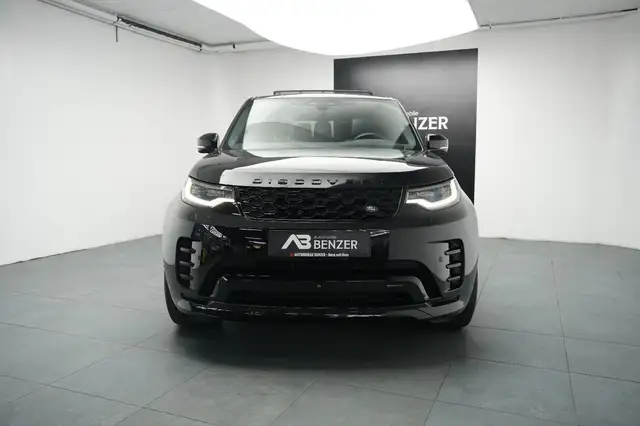 Land Rover Discovery view 3