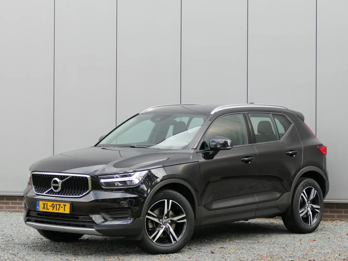 Volvo XC40 T4 AUT Momentum Trekhaak / Camera / Apple carplay& Zwart - 1