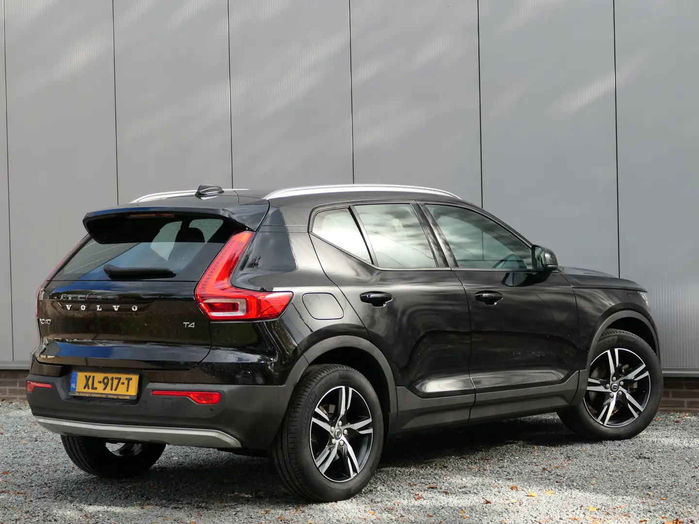 Volvo XC40 T4 AUT Momentum Trekhaak / Camera / Apple carplay& Zwart - 2