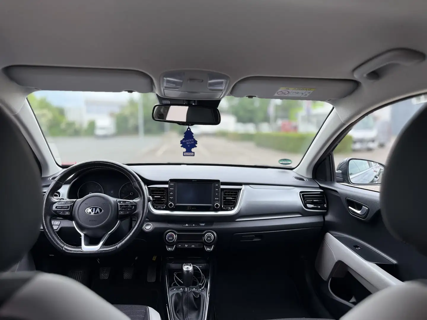 Kia Stonic Kia Stonic 1.4 Benzin | Top Zustand 3 J werksgaran Stříbrná - 2