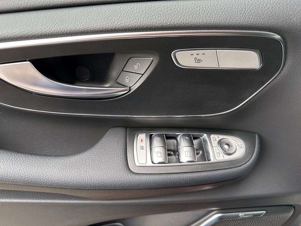 Mercedes-Benz V 220