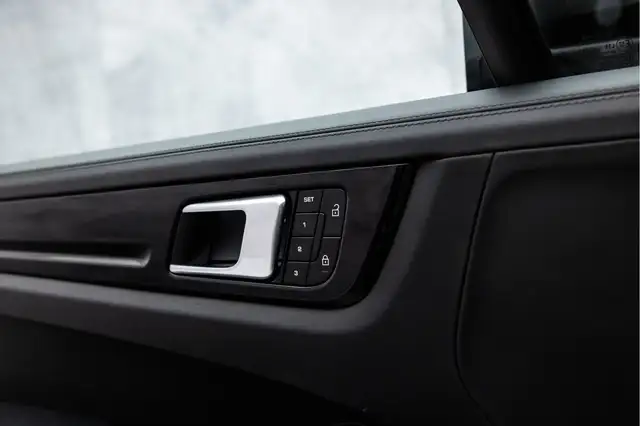 Porsche Cayenne view 25