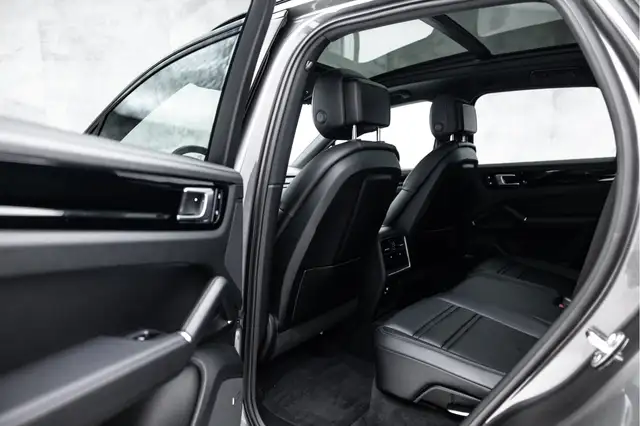 Porsche Cayenne view 12
