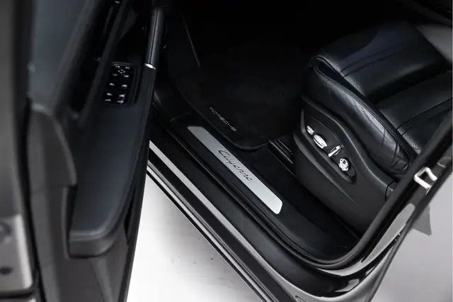 Porsche Cayenne view 21