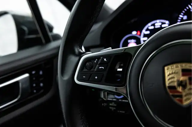 Porsche Cayenne view 30