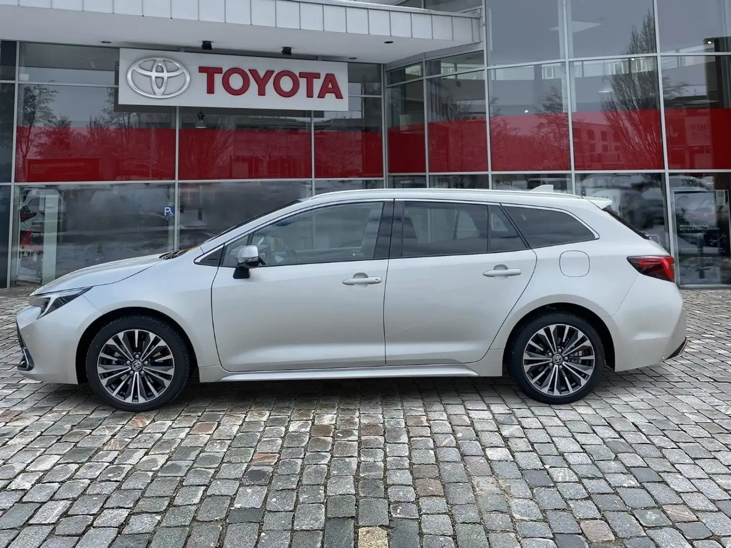 Toyota Corolla TS 2.0 Hybrid  Team D *Technik-Paket* Silber - 2
