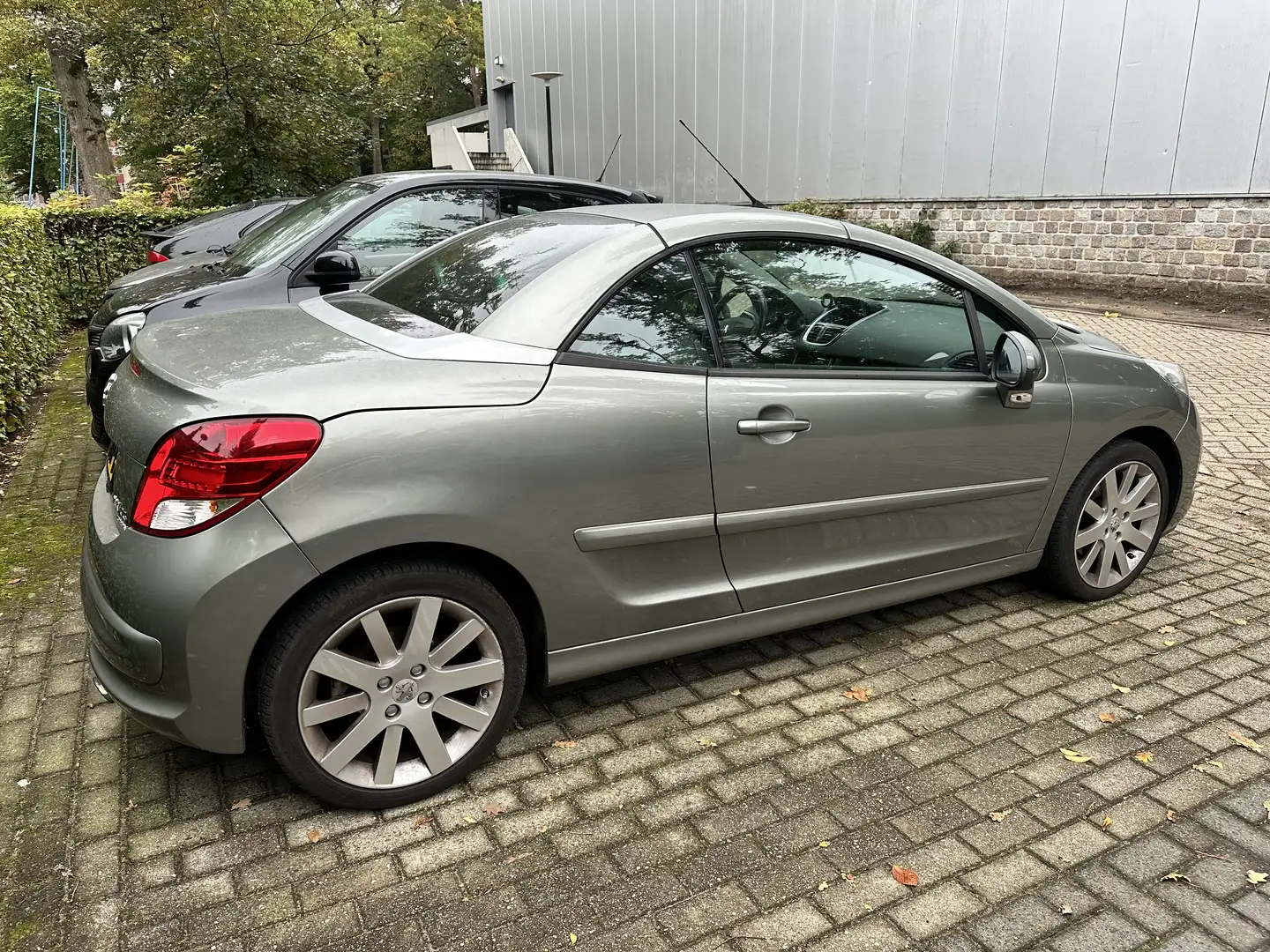 Peugeot 207 CC 1.6 THP 150PK NAVI STOELVERW LEDER PARKEERSENS Grijs - 2