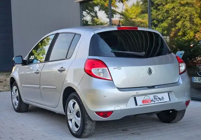 Renault Clio view 8